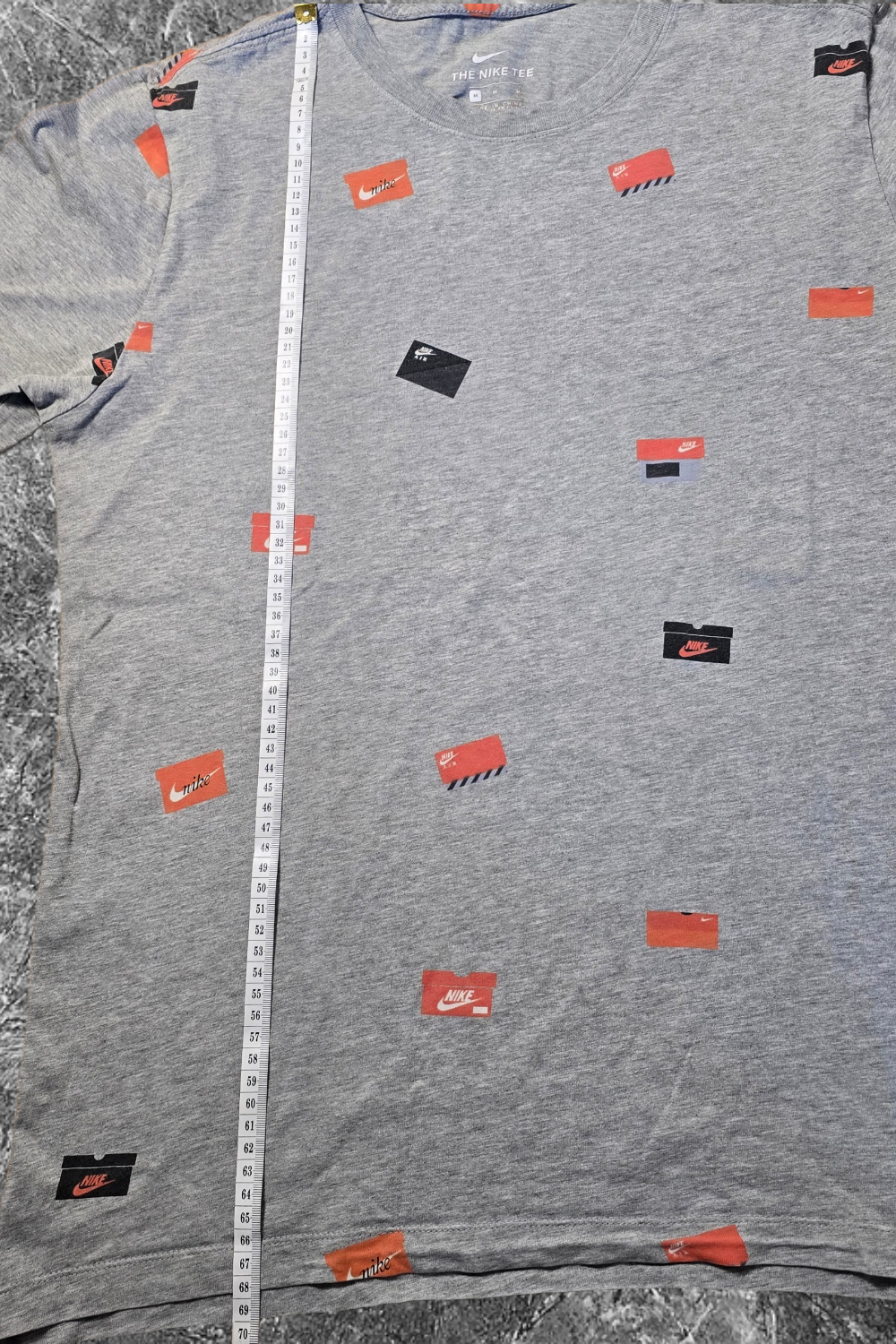 Nike T-Shirt Allover Logo – Grau | Größe M