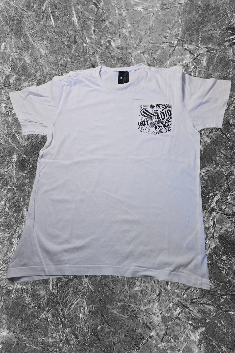 adidas T-Shirt Pocket Design – Weiß | Größe M