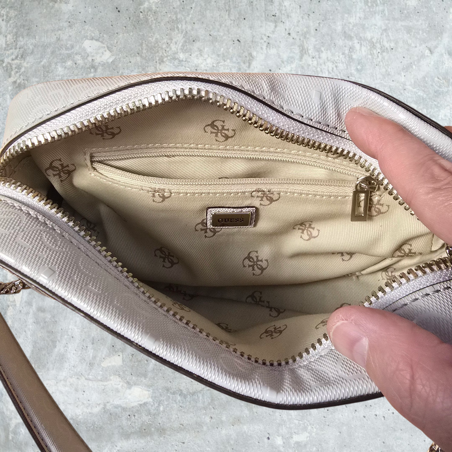 GUESS Umhängetasche / Shoulder Bag grau&nbsp;