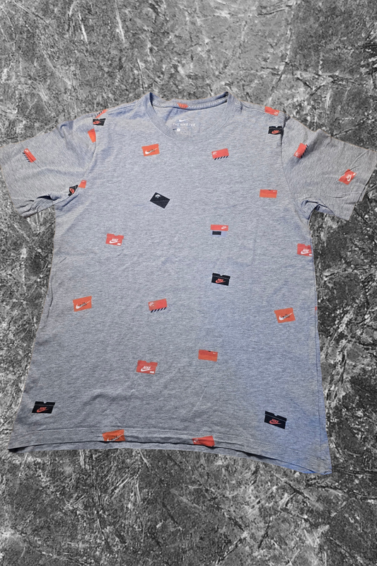 Nike T-Shirt Allover Logo – Grau | Größe M
