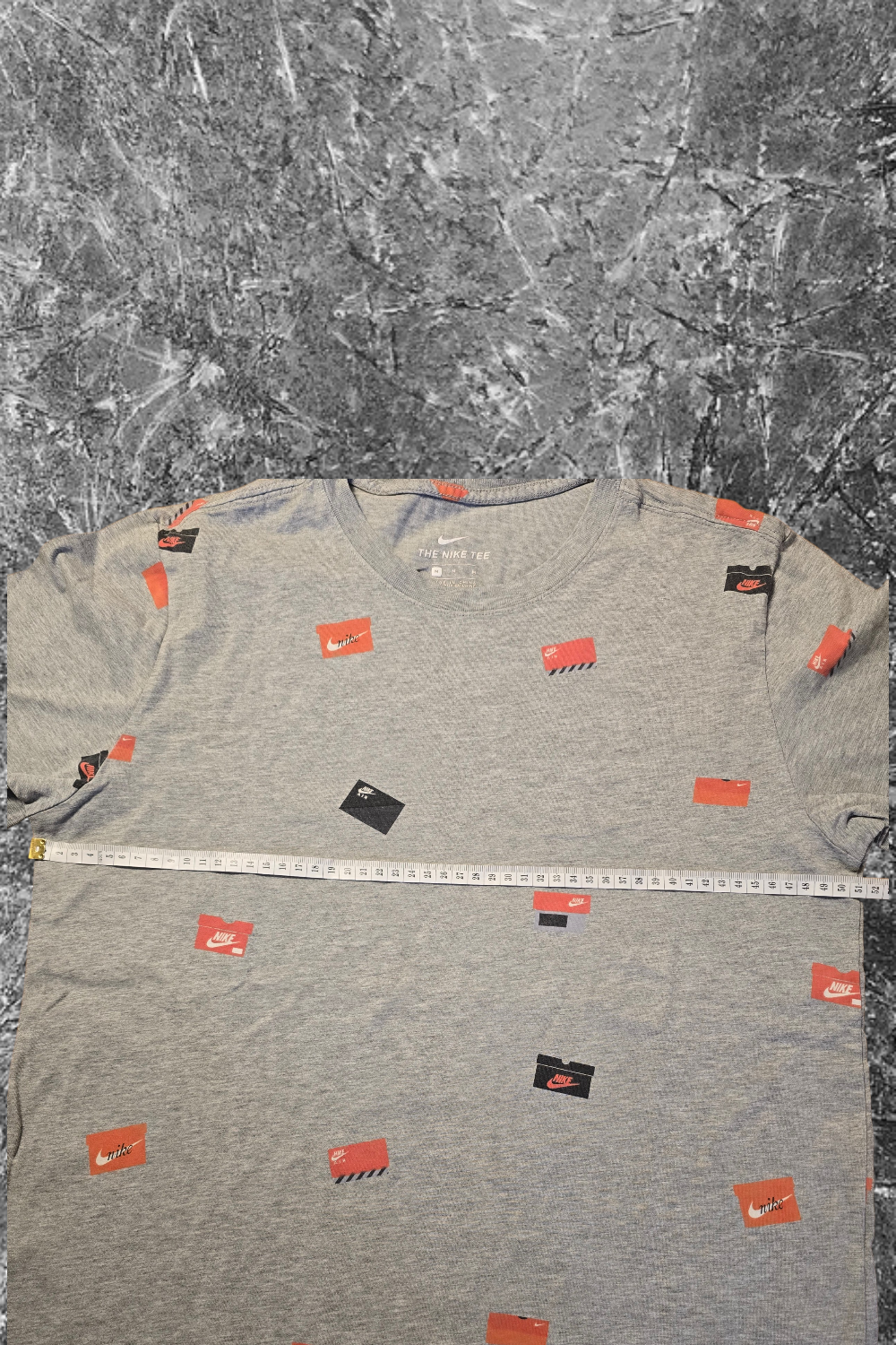 Nike T-Shirt Allover Logo – Grau | Größe M